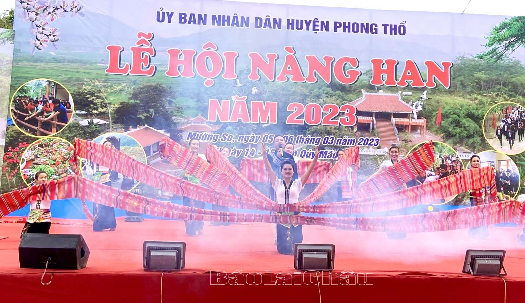 Văn nghệ chào mừng tại lễ hội.